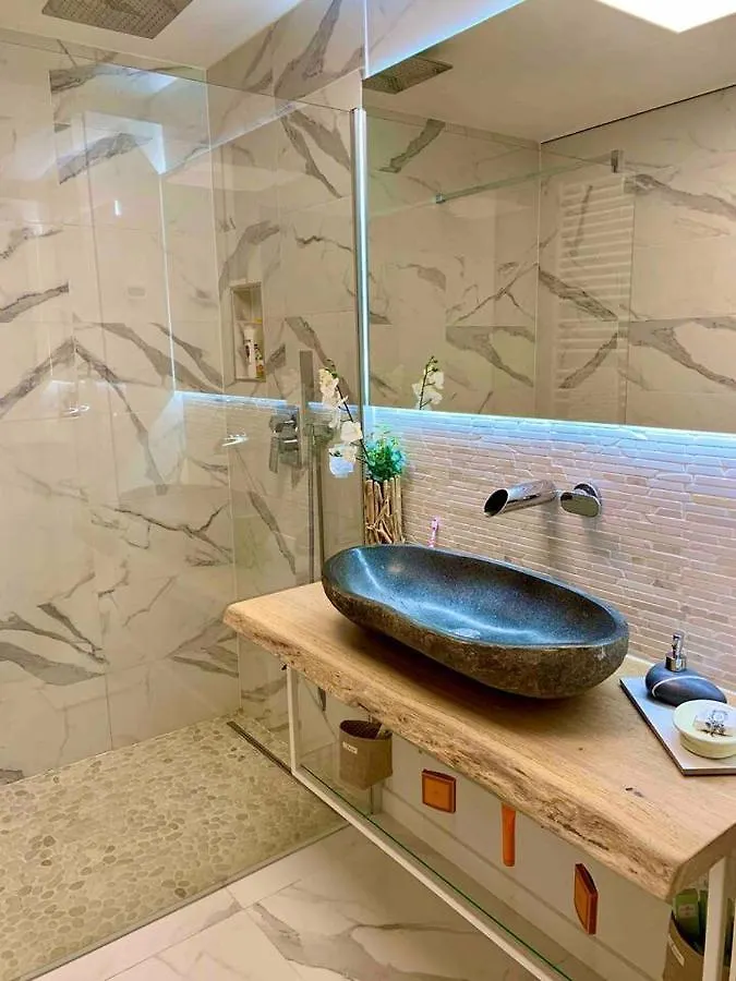 Jacuzzi Oasis Apartment Brussels 0*,  Belgium